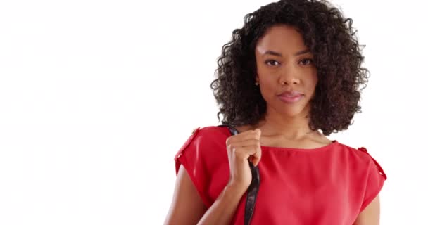 Preciosa Mujer Negra Top Rojo Sonriendo Cámara Sobre Fondo Blanco — Vídeos de Stock