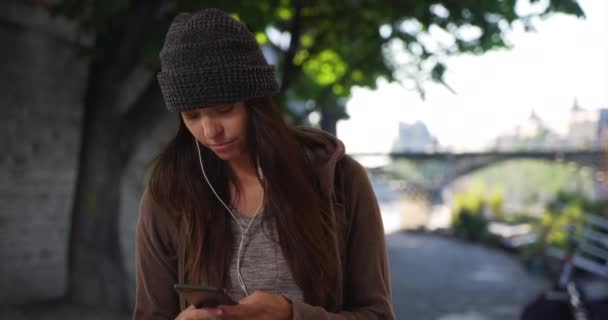 Тисячолітній Обмін Текстовими Повідомленнями Дівчат Прослуховування Музики Потоковому Додатку Мобільним — стокове відео