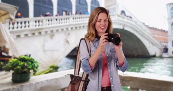Ταξιδιωτικός Φωτογράφος Στη Βενετία Φωτογραφίζει Κάμερα Χαρούμενη Τουρίστρια Στη Γέφυρα — Αρχείο Βίντεο
