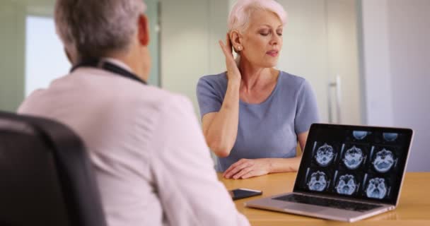 Paciente Anciana Contándole Médico Sobre Dolor Cuello Una Paciente Mayor — Vídeos de Stock
