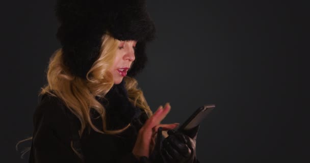 Retrato Mujer Caucásica Sombrero Bufanda Usando Teléfono Celular Sobre Fondo — Vídeos de Stock