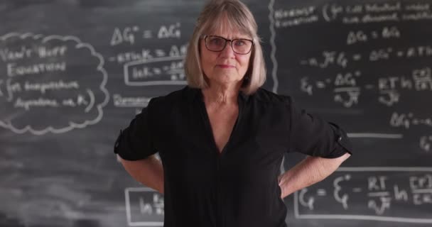 Guru Wanita Tua Dengan Sikap Serius Berpose Depan Papan Tulis — Stok Video