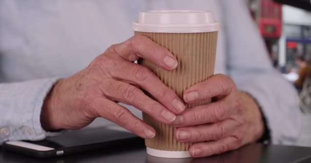 Tiro Apertado Mãos Seniores Caucasianas Segurando Xícara Bebida Quente Fora — Vídeo de Stock