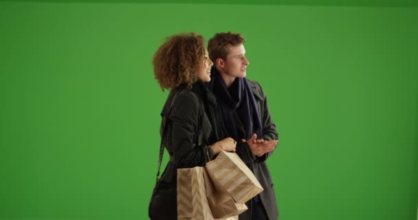 迷人的一对夫妇在户外等待乘坐与购物袋绿色屏幕 在绿色屏幕上键入或合成 — 图库视频影像