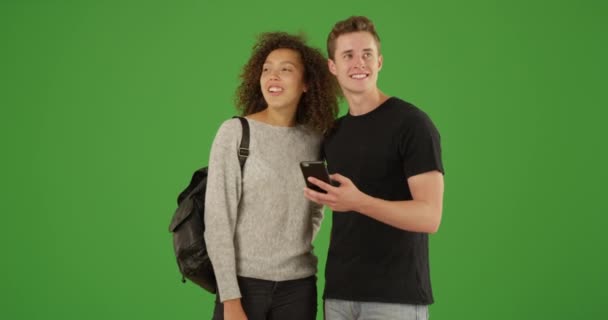 Millennial Pár Pomocí Aplikace Smartphone Společně Zelené Obrazovce Zelené Obrazovce — Stock video