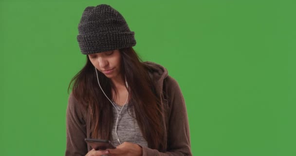 Roztomilé Běloška Dívka Poslouchá Hudbu Chytrým Telefonem Přední Zelené Obrazovce — Stock video