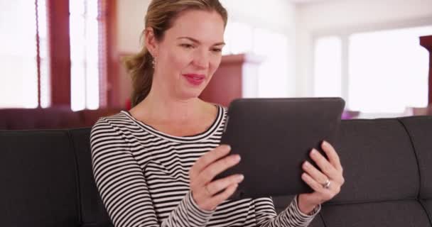 Beyaz Kadın Oturma Odasında Video Araması Yapmak Için Tablet Kullanıyor — Stok video