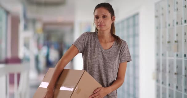 一个忧郁的年轻女子在邮局搬运装运箱 带有严肃表情的黑发女子的肖像 送货上门 — 图库视频影像