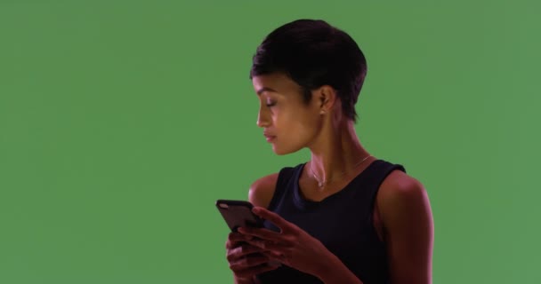 Porträtt Vackra Afroamerikanska Kvinnliga Sms Smarttelefon Grön Skärm Grön Skärm — Stockvideo