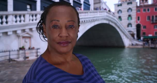Hermosa Mujer Negra Madura Parada Cerca Del Puente Rialto Turista — Vídeos de Stock