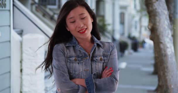 Chińska Kobieta Dżinsowej Kurtce Rękami Skrzyżowanymi Przedmieściach Młoda Kobieta Dwudziestce — Wideo stockowe