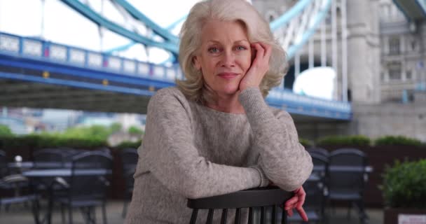 Boldog Végzős Londoni Teraszon Tower Bridge Nél Idősebb Turista Angliában — Stock videók