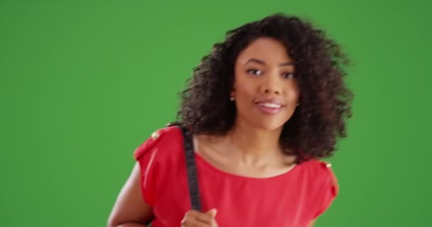 Hermosa Mujer Negra Corriendo Dentro Fuera Pantalla Saludando Cámara Fondo — Vídeos de Stock