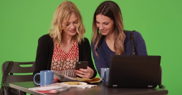 Δύο Όμορφα Κορίτσια Καυκάσια Χρησιμοποιώντας Συσκευές Τεχνολογίας Για Περιηγηθείτε Gps — Αρχείο Βίντεο