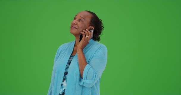 Чорна Літня Жінка Використовує Свій Смартфон Щоб Зателефонувати Зелений Екран — стокове відео