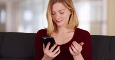 Zeki genç bayan akıllı telefonu anında mesaj atmak için kullanıyor. Bin yıllık güzel bir kızın cep telefonuyla mesaj göndermesine yakın çekim. 4k
