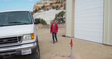 Sandstone Canyon 'daki zeki yaşlı kadın park halindeki minibüse biner ve uzaklaşır. Maceraperest yaşlı beyaz kadın büyük boy bir aracın şoför koltuğuna oturuyor ve uzaklaşıyor.