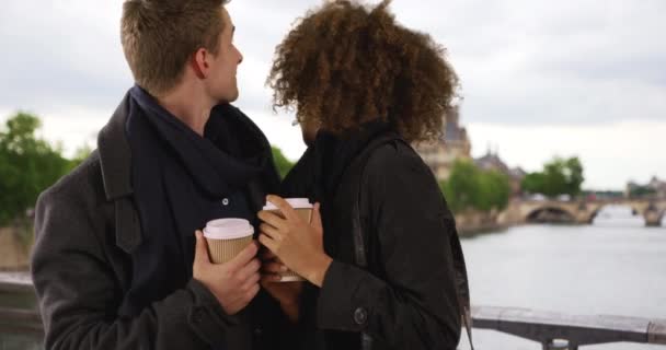 Boldog Fiatal Pár Szajna Melletti Nyaraláson Kávézik Többnemzetiségű Férfiak Nők — Stock videók