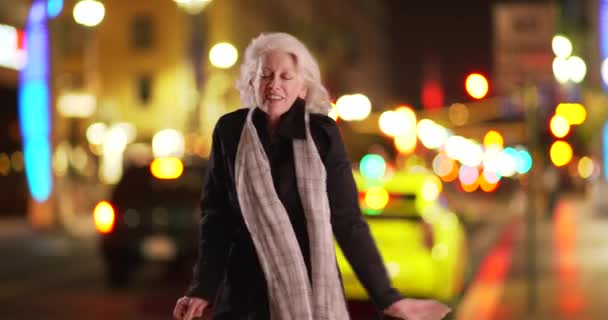 Energieke Seniorenvrouw Dansend Drukke Straat Stad Avonds Glimlachend Onbezorgde Oudere — Stockvideo