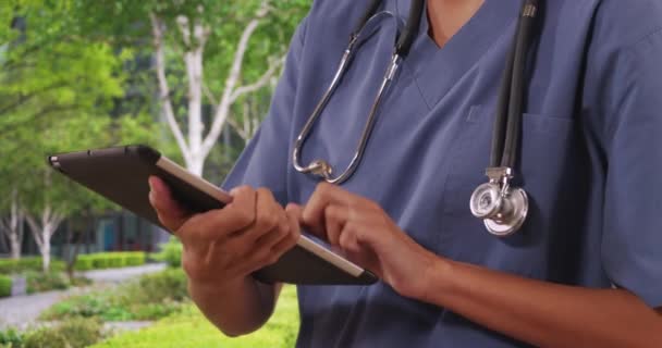 Närbild Kvinnliga Sjuksköterska Eller Läkare Som Arbetar Bordsdator Utanför Sjukhuset — Stockvideo