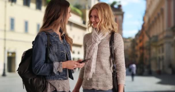 Atractiv Bruneta Femeie Vorbind Prietenul Timp Folosind Smartphone Afara Romei — Videoclip de stoc