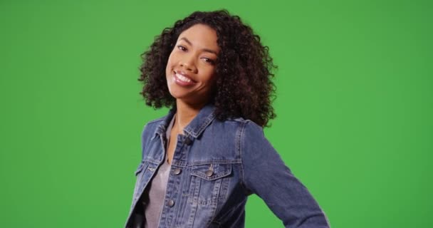 Kot Ceketli Gülen Siyahi Kadının Portresi Yeşil Ekrana Komik Bir — Stok video