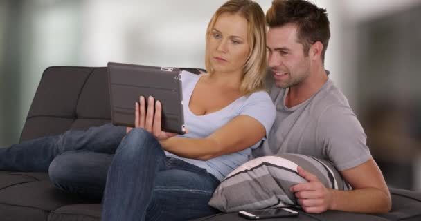 Milenyum Kız Arkadaşı Erkek Arkadaşının Videosunu Tablette Gösteriyor Genç Beyaz — Stok video