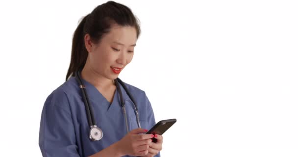 Primer Plano Enfermera Milenaria Vestida Con Uniformes Usando Teléfono Inteligente — Vídeos de Stock
