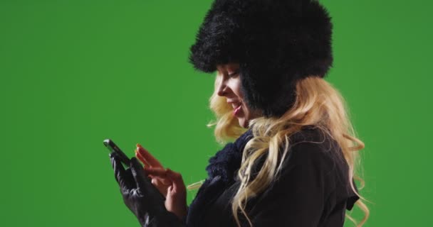 Profil Białej Kobiety Futrzanej Czapce Szalik Komórce Zielonym Ekranie Zielonym — Wideo stockowe
