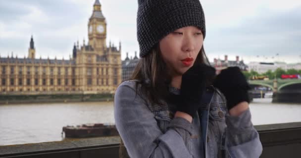 Холодная Туристка Тысячелетия Пытается Согреться Шапочкой Варежками Лондоне Великобритания Крупный — стоковое видео
