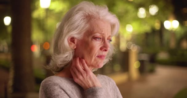 Akşamları Depresif Yaşlı Kadının Elini Boynuna Dayadığı Yere Yakın Dur — Stok video