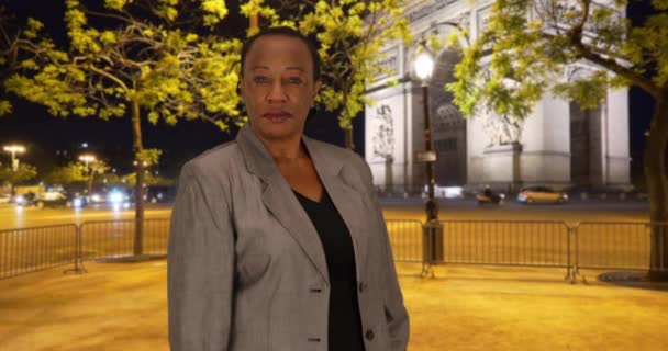 Dojrzała Bizneswoman Pozowała Portretu Pobliżu Łuku Triumfalnego Nocy Portret Afroamerykanki — Wideo stockowe