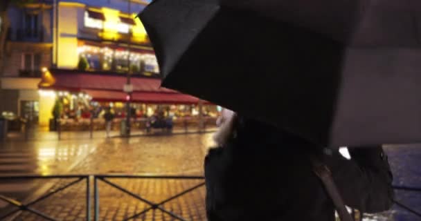 Šťastná Oduševnělá Starší Žena Tančící Dešti Deštníkem Pařížské Noci Bezstarostná — Stock video