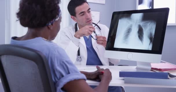 Junge Ärztin Erklärt Älteren Patientinnen Die Ergebnisse Ihres Röntgenbildes Der — Stockvideo
