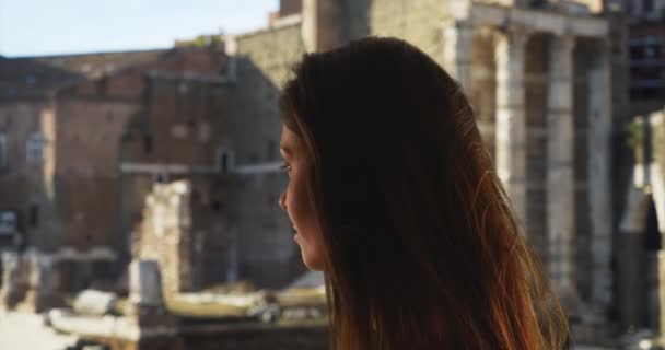Roma Forumu Ziyaret Eden Güzel Turist Kadının Yan Görüntüsü Kadın — Stok video