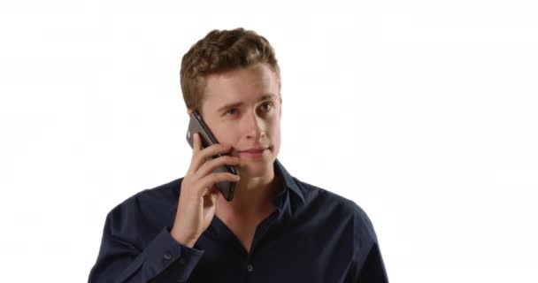 Portrét Pohledného Obchodníka Hovořícího Klientem Telefonu Bílém Pozadí Běloch Mluví — Stock video