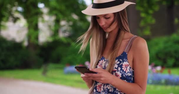 Millennial Girl Romper Fedora Texting Phone Quiet Park Attractive Girl — Stock Video