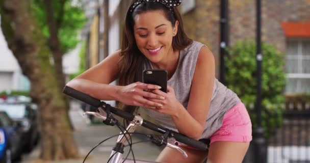 Söt Latinamerikansk Kvinna Med Sin Cykel Sms Smartphone Leende Ung — Stockvideo