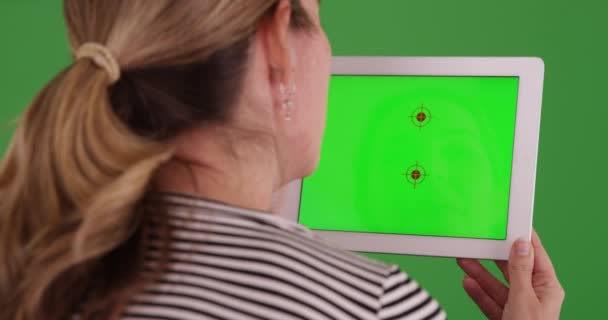 Kadın Arkadaşıyla Birlikte Yeşil Ekranda Tablet Kullanırken Çekilmiş Video Görüntüsü — Stok video