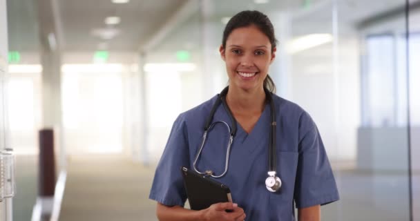 Bonne Infirmière Millénaire Médecin Souriant Caméra Dans Couloir Hôpital Femme — Video