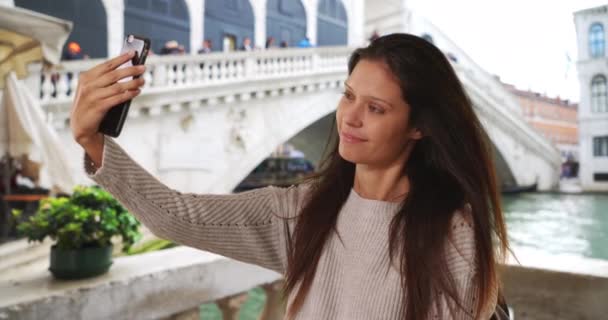 Tysiącletnia Kobieta Plecakiem Włoszech Robi Selfie Telefonem Komórkowym Przy Grand — Wideo stockowe