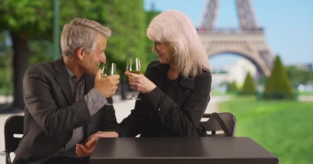 Boldog Érett Pár Bort Iszik Párizsban Mosolygó Fehér Férfi Eiffel — Stock videók