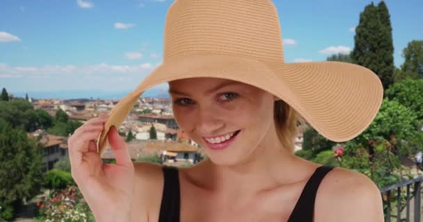 Щаслива Кавказька Дівчина Флоренції Посміхається Перед Камерою Жінка Модель Сонячного — стокове відео