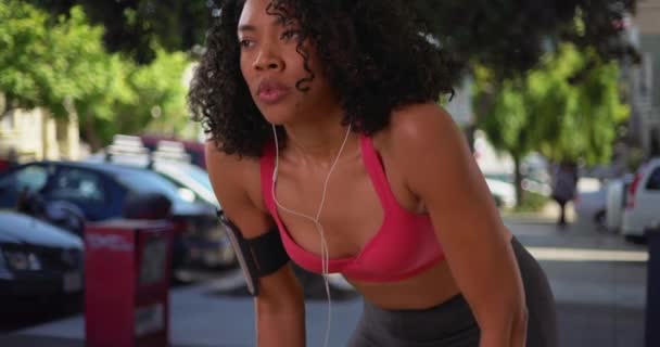 Güzel Siyah Kadın Koşucu Zor Nefes Alıyor Ekrandan Kaçıyor Şehir — Stok video