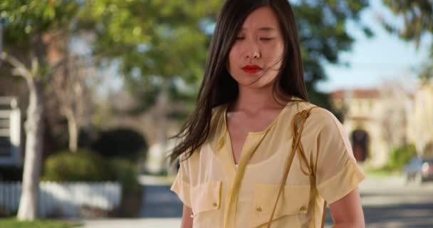 Портрет Азиатки Развевающимися Ветру Волосами Стоящей Пригородной Улице Китаянка Летней — стоковое видео