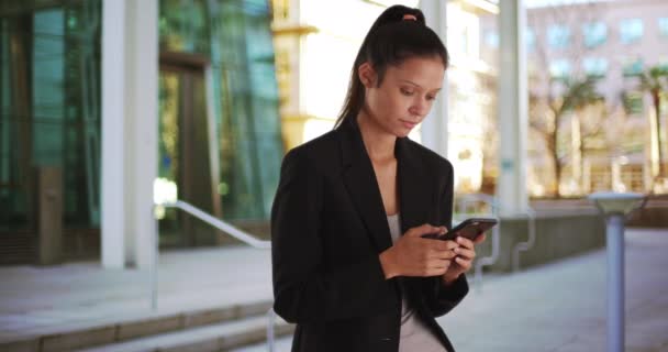 Linda Mujer Negocios Centro Enviando Mensajes Texto Por Teléfono Inteligente — Vídeo de stock