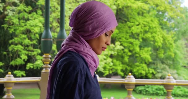 Jonge Mooie Moslimvrouw Met Behulp Van Telefoon Draait Glimlachen Camera — Stockvideo