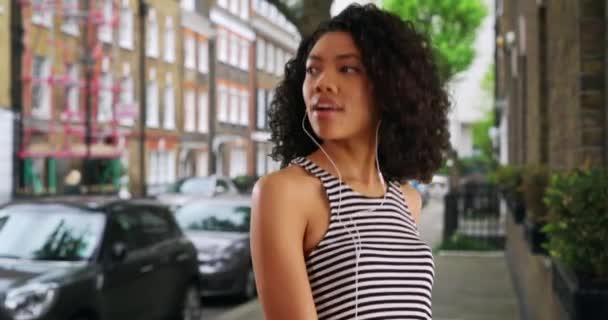 Dolly Shot Van Mooie Jonge Afro Amerikaanse Vrouw Dansen Tijdens — Stockvideo