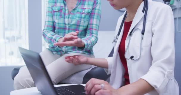 Close Médico Usando Laptop Portátil Dentro Clínica Com Paciente Sexo — Vídeo de Stock