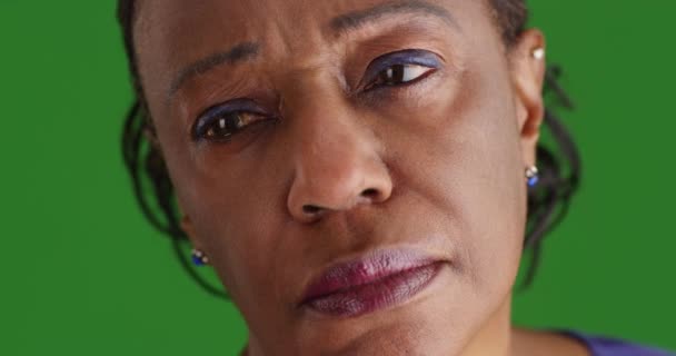 一个老年黑人妇女的特写镜头 在绿色屏幕上看起来很悲伤 在绿色屏幕上键入或合成 — 图库视频影像